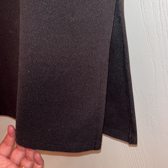 Simple black stretch skirt with slit on the side - Picture 4 of 4